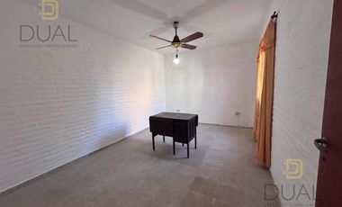 VENTA CASA AL FRENTE EN PH – 2 DORMITORIOS – COCHERA Y PATIO – APTA CRÉDITO