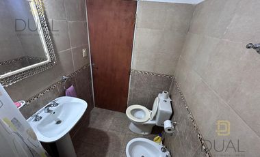 VENTA CASA AL FRENTE EN PH – 2 DORMITORIOS – COCHERA Y PATIO – APTA CRÉDITO