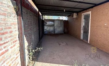 VENTA CASA AL FRENTE EN PH – 2 DORMITORIOS – COCHERA Y PATIO – APTA CRÉDITO