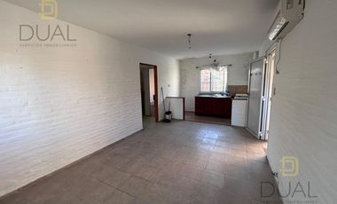 VENTA CASA AL FRENTE EN PH – 2 DORMITORIOS – COCHERA Y PATIO – APTA CRÉDITO