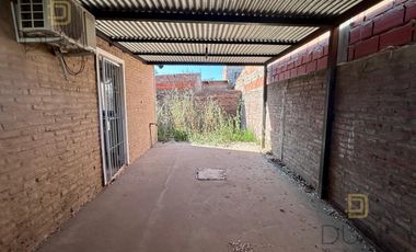 VENTA CASA AL FRENTE EN PH – 2 DORMITORIOS – COCHERA Y PATIO – APTA CRÉDITO