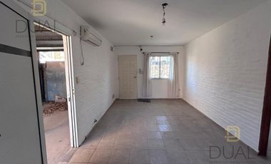 VENTA CASA AL FRENTE EN PH – 2 DORMITORIOS – COCHERA Y PATIO – APTA CRÉDITO