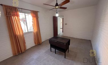VENTA CASA AL FRENTE EN PH – 2 DORMITORIOS – COCHERA Y PATIO – APTA CRÉDITO