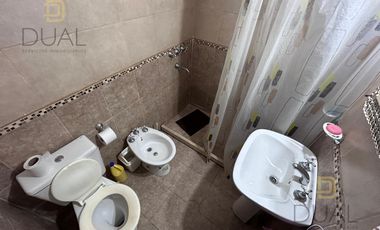 VENTA CASA AL FRENTE EN PH – 2 DORMITORIOS – COCHERA Y PATIO – APTA CRÉDITO