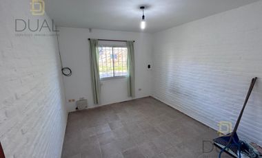 VENTA CASA AL FRENTE EN PH – 2 DORMITORIOS – COCHERA Y PATIO – APTA CRÉDITO