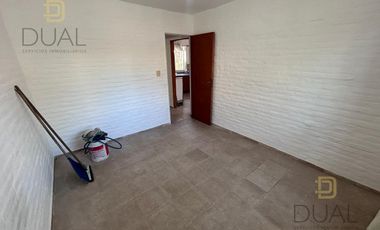 VENTA CASA AL FRENTE EN PH – 2 DORMITORIOS – COCHERA Y PATIO – APTA CRÉDITO