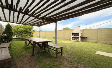CASA CON PARQUE Y PILETA A LA VENTA TANDIL