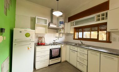 CASA CON PARQUE Y PILETA A LA VENTA TANDIL