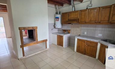 Casa en alquiler c/ cochera en Lunlunta