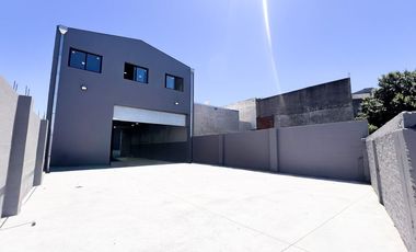 Venta galpon con oficinas a estrenar Las Avenidas