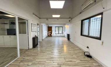 SE VENDEN OFICINA CORPORATIVA CON DEPOSITO