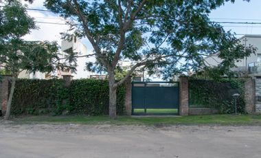 GRAN CASA SOBRE CALLE DEL SOL A METROS DE LA RUTA