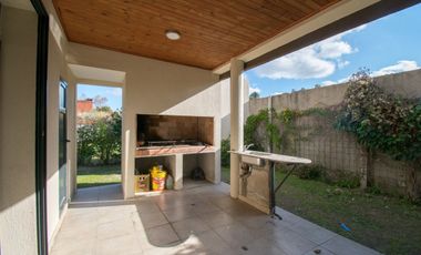 GRAN CASA SOBRE CALLE DEL SOL A METROS DE LA RUTA