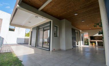GRAN CASA SOBRE CALLE DEL SOL A METROS DE LA RUTA