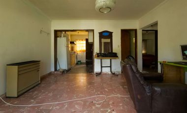 CASA 3 AMBIENTES CON GARAJE, JARDÍN Y PATIO