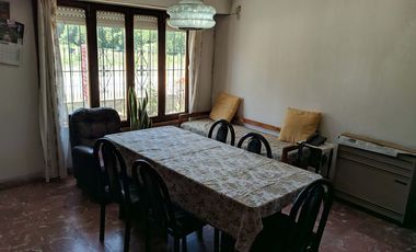 CASA 3 AMBIENTES CON GARAJE, JARDÍN Y PATIO