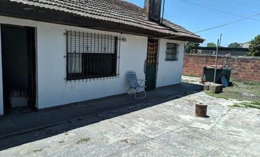 CASA 3 AMBIENTES CON GARAJE, JARDÍN Y PATIO