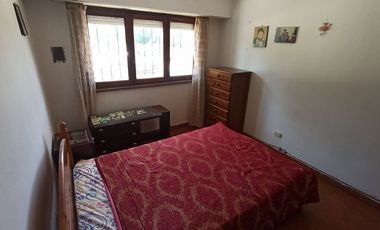 CASA 3 AMBIENTES CON GARAJE, JARDÍN Y PATIO