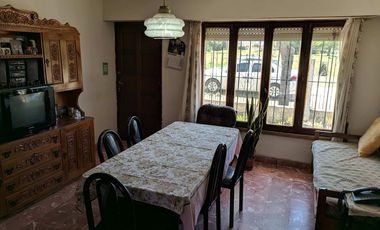 CASA 3 AMBIENTES CON GARAJE, JARDÍN Y PATIO