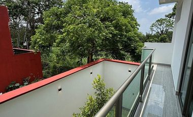Casa en venta en Coatepec – Doble altura, recámara en planta baja y roof garden