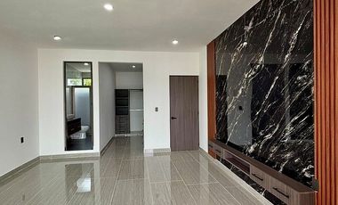 Casa en venta en Coatepec – Doble altura, recámara en planta baja y roof garden