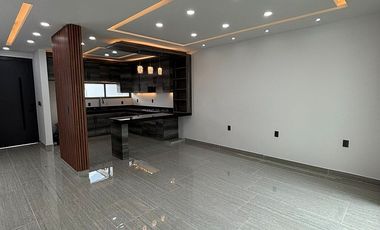Casa en venta en Coatepec – Doble altura, recámara en planta baja y roof garden