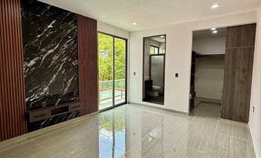 Casa en venta en Coatepec – Doble altura, recámara en planta baja y roof garden