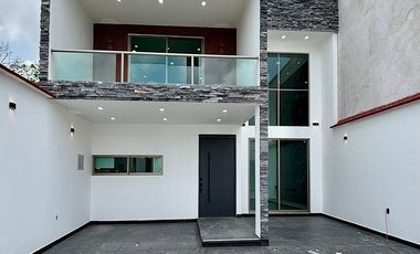 Casa en venta en Coatepec – Doble altura, recámara en planta baja y roof garden
