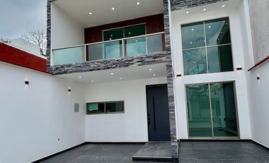 Casa en venta en Coatepec – Doble altura, recámara en planta baja y roof garden