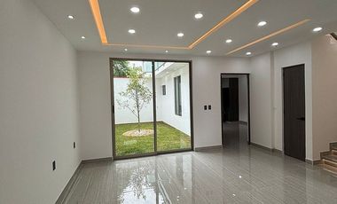Casa en venta en Coatepec – Doble altura, recámara en planta baja y roof garden