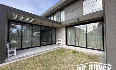 Casa 4 ambientes, moderna y amueblada en Area 60