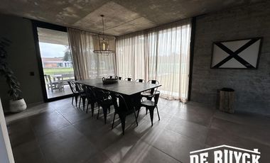 Casa 4 ambientes, moderna y amueblada en Area 60
