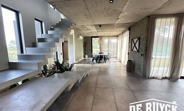 Casa 4 ambientes, moderna y amueblada en Area 60