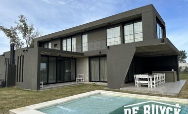 Casa 4 ambientes, moderna y amueblada en Area 60