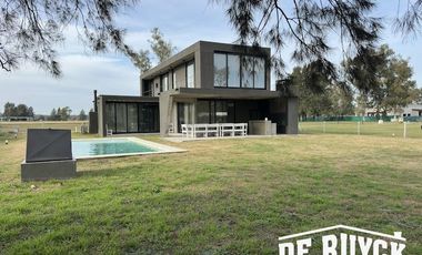 Casa 4 ambientes, moderna y amueblada en Area 60