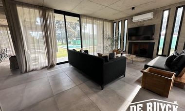 Casa 4 ambientes, moderna y amueblada en Area 60