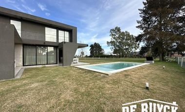 Casa 4 ambientes, moderna y amueblada en Area 60