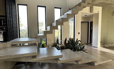 Casa 4 ambientes, moderna y amueblada en Area 60