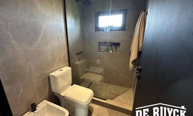 Casa 4 ambientes, moderna y amueblada en Area 60