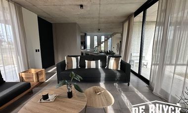 Casa 4 ambientes, moderna y amueblada en Area 60