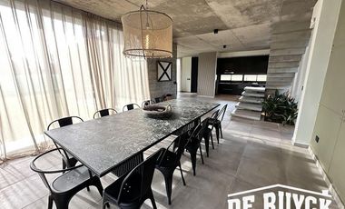 Casa 4 ambientes, moderna y amueblada en Area 60