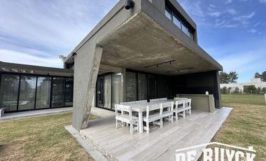 Casa 4 ambientes, moderna y amueblada en Area 60