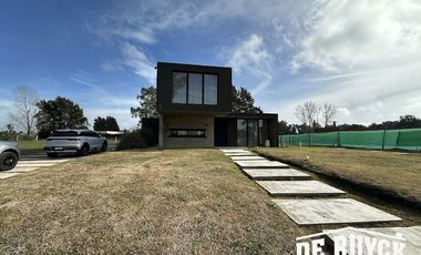 Casa 4 ambientes, moderna y amueblada en Area 60