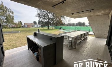 Casa 4 ambientes, moderna y amueblada en Area 60