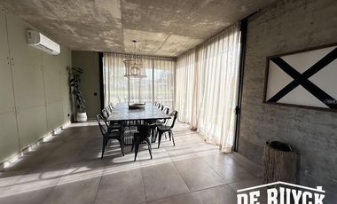 Casa 4 ambientes, moderna y amueblada en Area 60