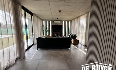 Casa 4 ambientes, moderna y amueblada en Area 60