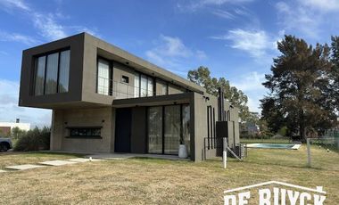 Casa 4 ambientes, moderna y amueblada en Area 60