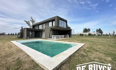 Casa 4 ambientes, moderna y amueblada en Area 60