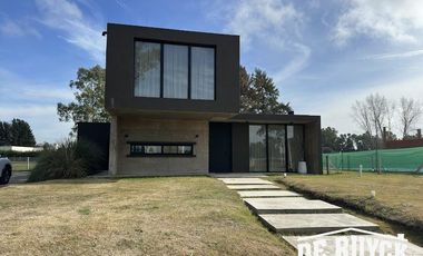 Casa 4 ambientes, moderna y amueblada en Area 60