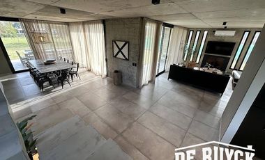 Casa 4 ambientes, moderna y amueblada en Area 60